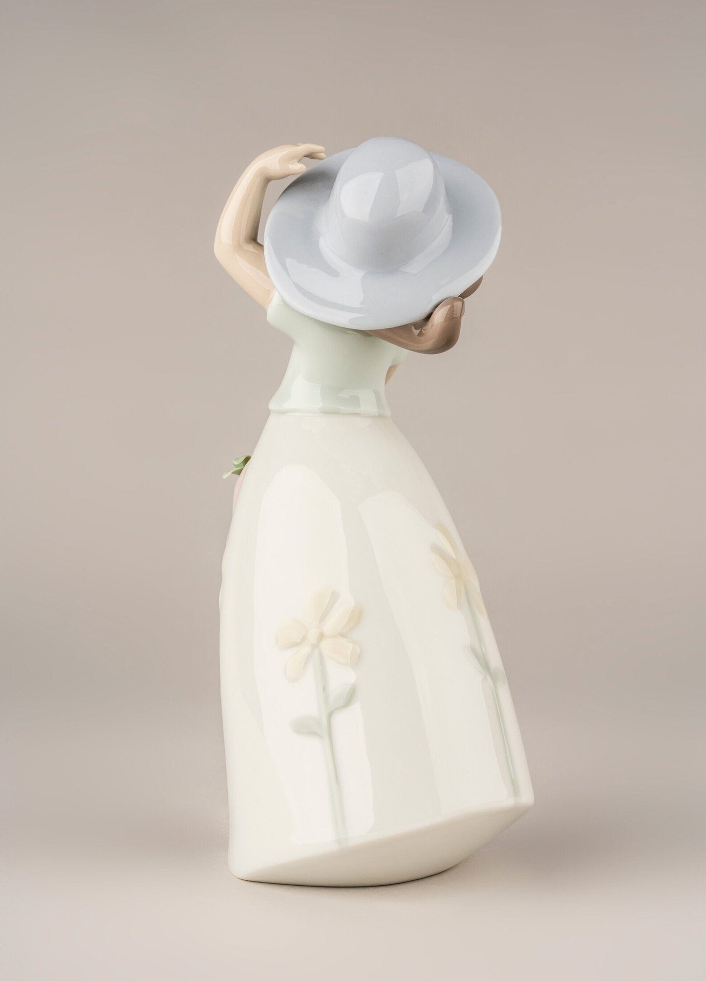 Buy Authentic Lladró Lladró Little Daisy Girl Figurine Sculpture - FormFluent Sydney Australia