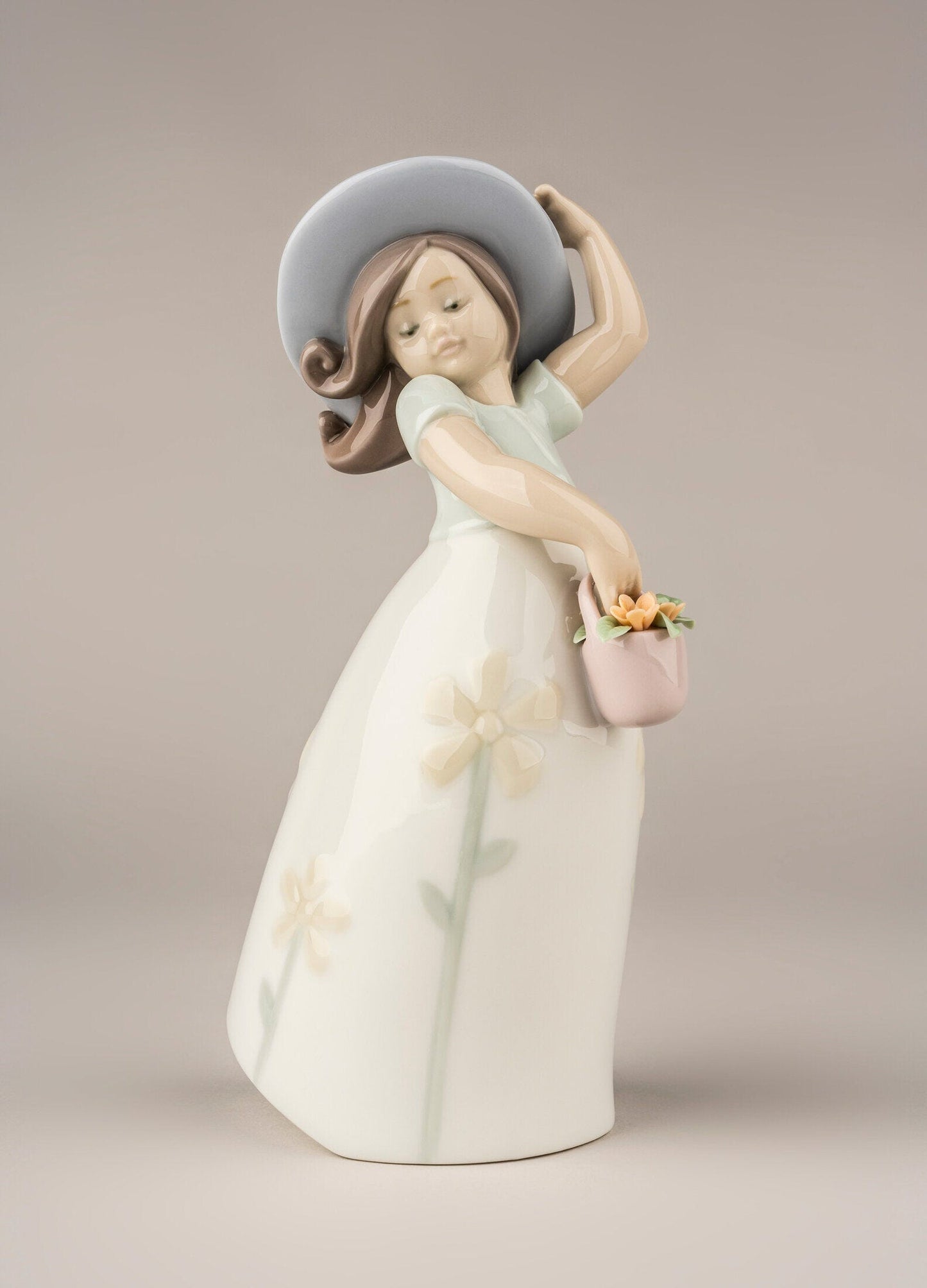 Buy Authentic Lladró Lladró Little Daisy Girl Figurine Sculpture - FormFluent Sydney Australia