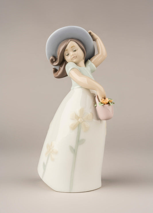 Buy Authentic Lladró Lladró Little Daisy Girl Figurine Sculpture - FormFluent Sydney Australia
