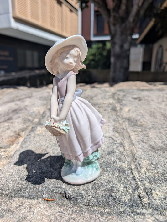 Buy Authentic Lladró Lladró Pretty Innocence Girl Figurine Sculpture - FormFluent Sydney Australia