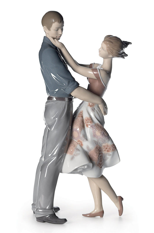 Lladró Happy Encounter Couple Figurine - FormFluent