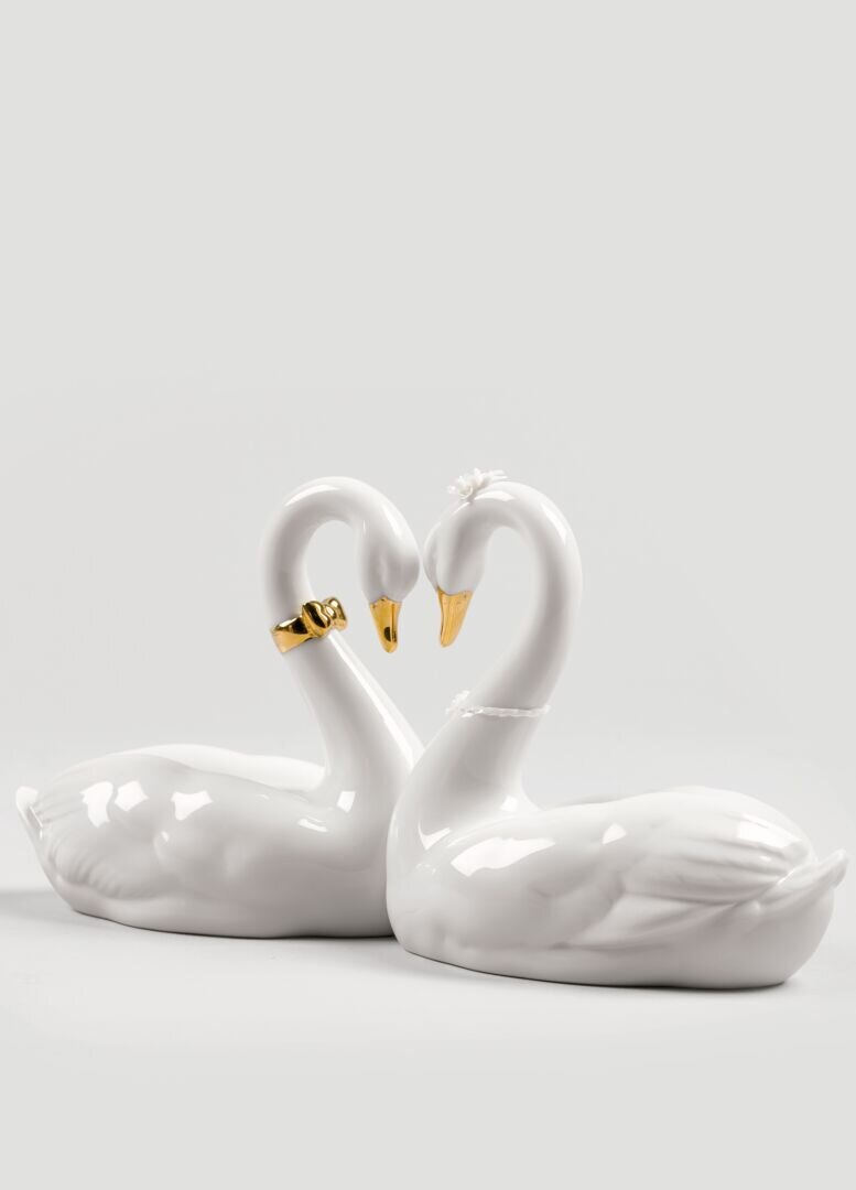Lladró Endless Love Swans Heart Figurine - Gold Lustre Sculpture by Lladró at  FormFluent Sydney, Australia