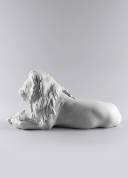 Lladró Lion with Cub Figurine Sculpture by  Lladró at   FormFluent Sydney, Australia
