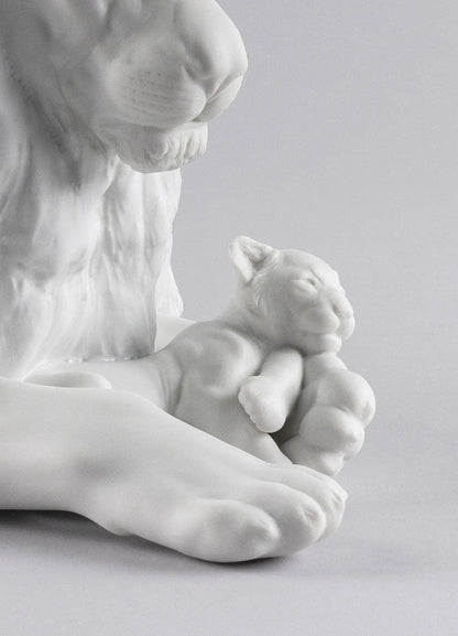Lladró Lion with Cub Figurine Sculpture by  Lladró at   FormFluent Sydney, Australia