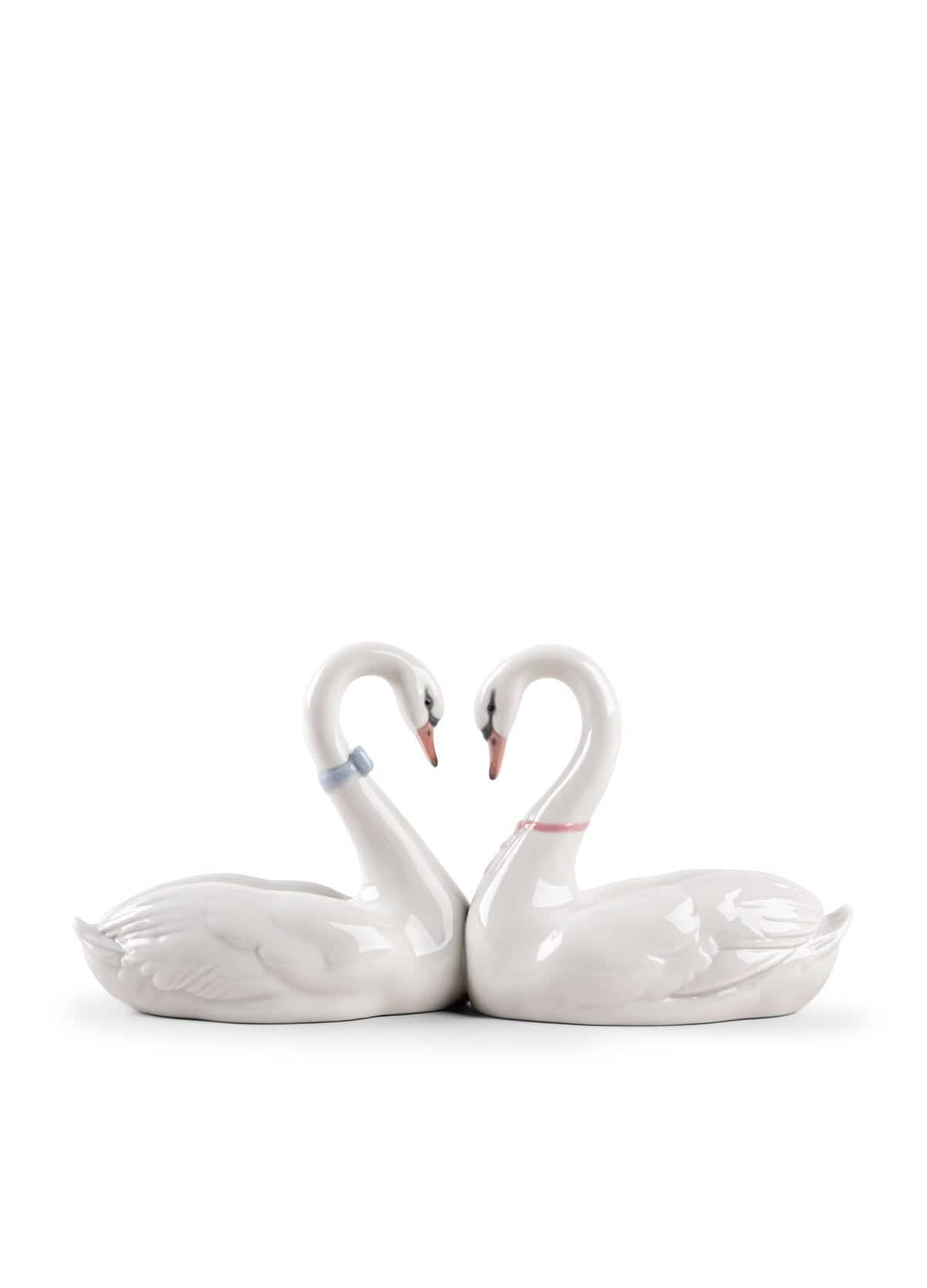 Lladró Endless Love Swans Heart - Cake Topper Sculpture by Lladró at  FormFluent Sydney, Australia