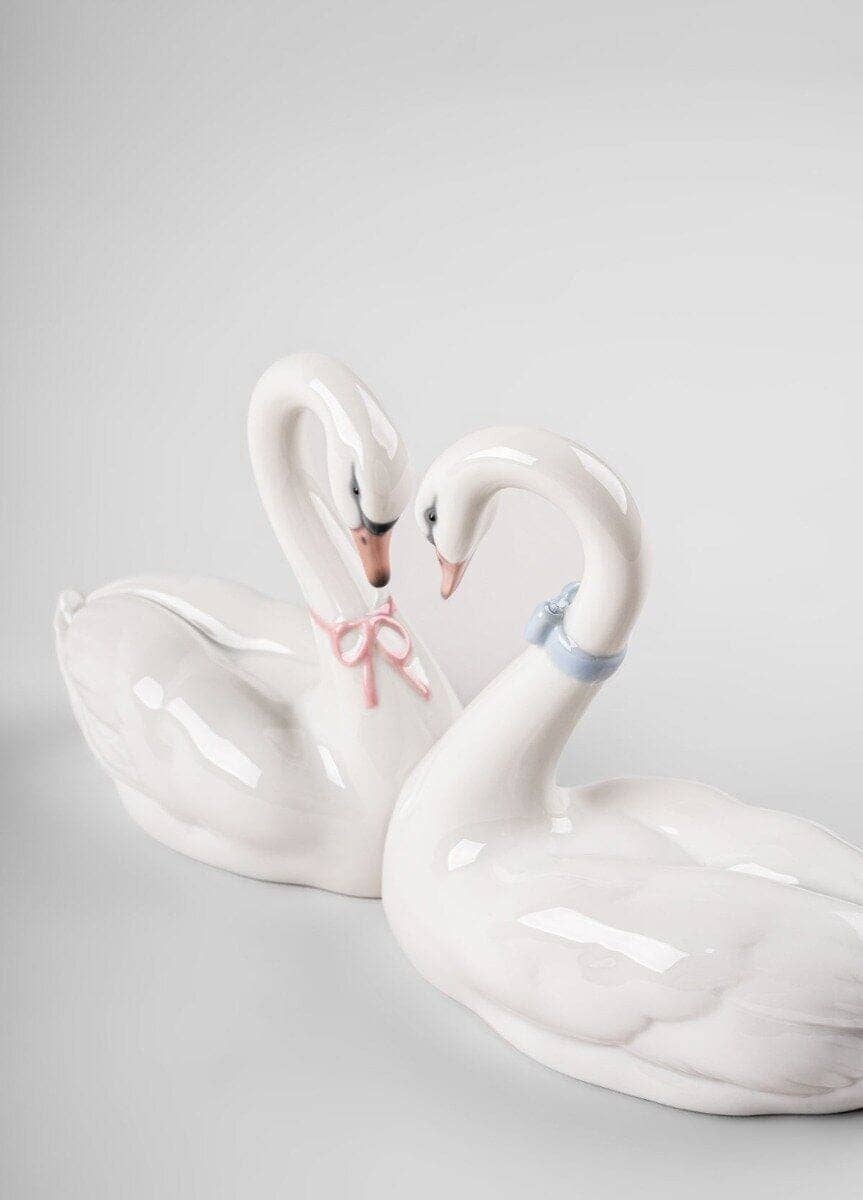 Lladró Endless Love Swans Heart - Cake Topper Sculpture by Lladró at  FormFluent Sydney, Australia