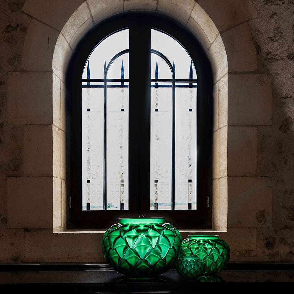 Languedoc Vase Lalique in 2 sizes in front of a window