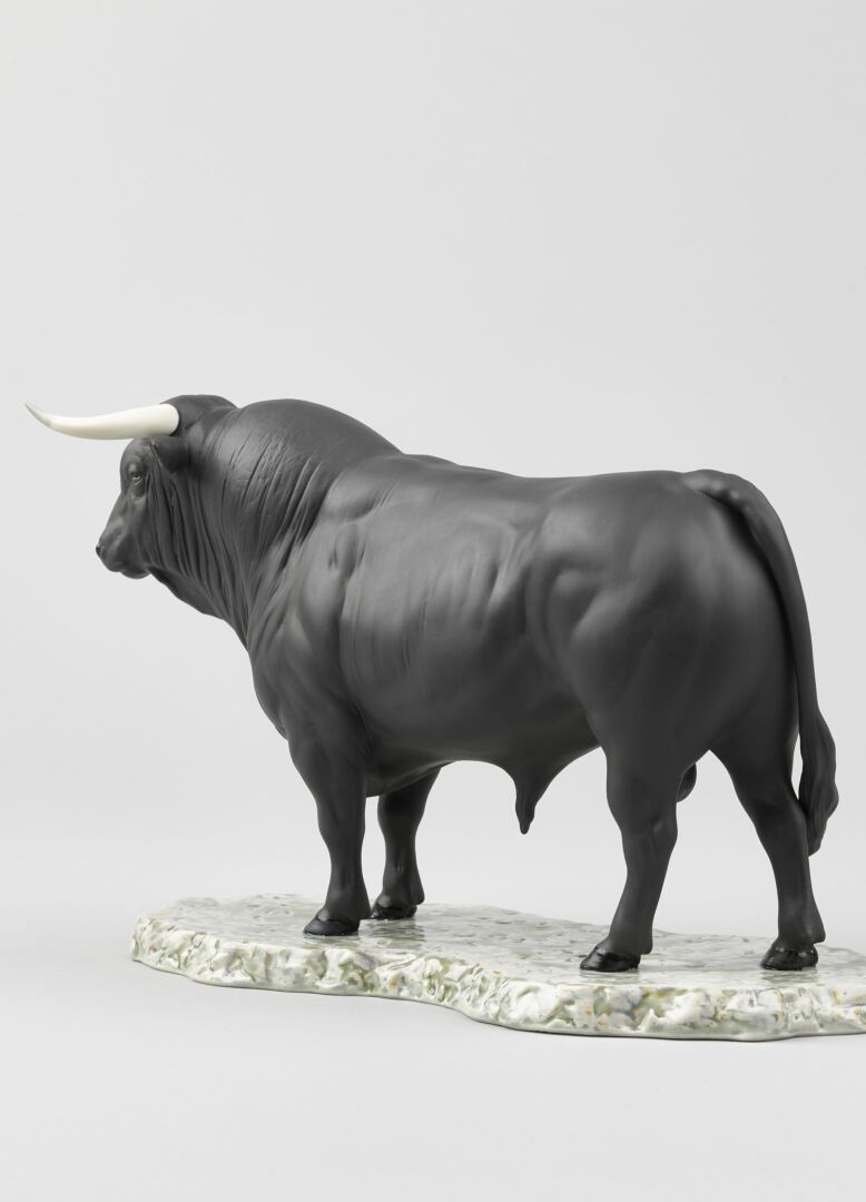 Spanish Bull Sculpture - FormFluent