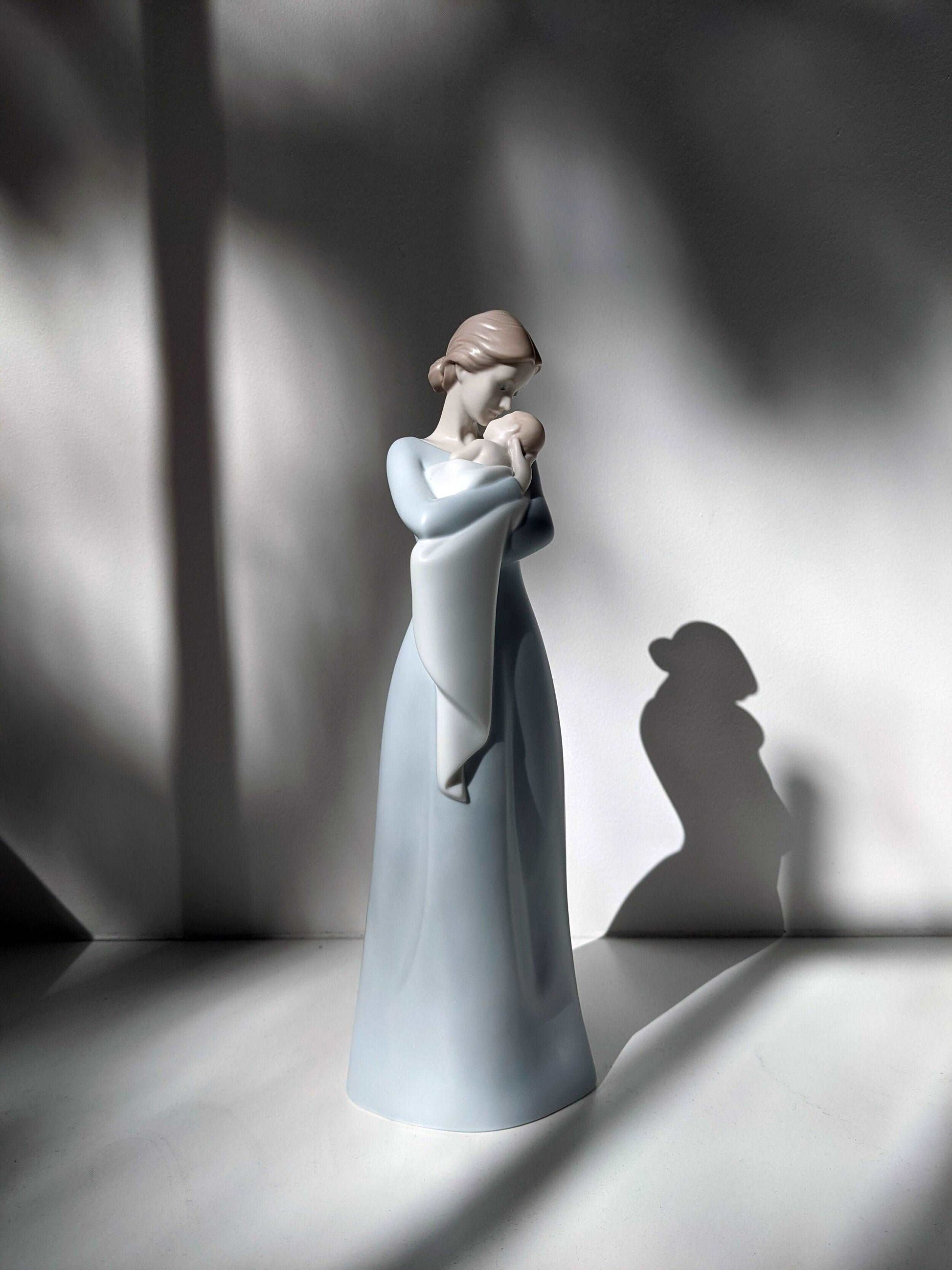  LLADRÓ A Mother's Love Figurine. Matte White