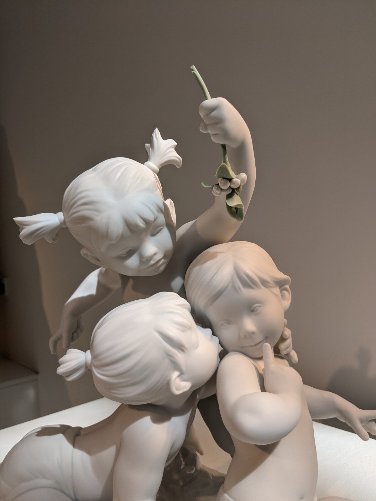 Kiss under the mistletoe children sculpture - FormFluent