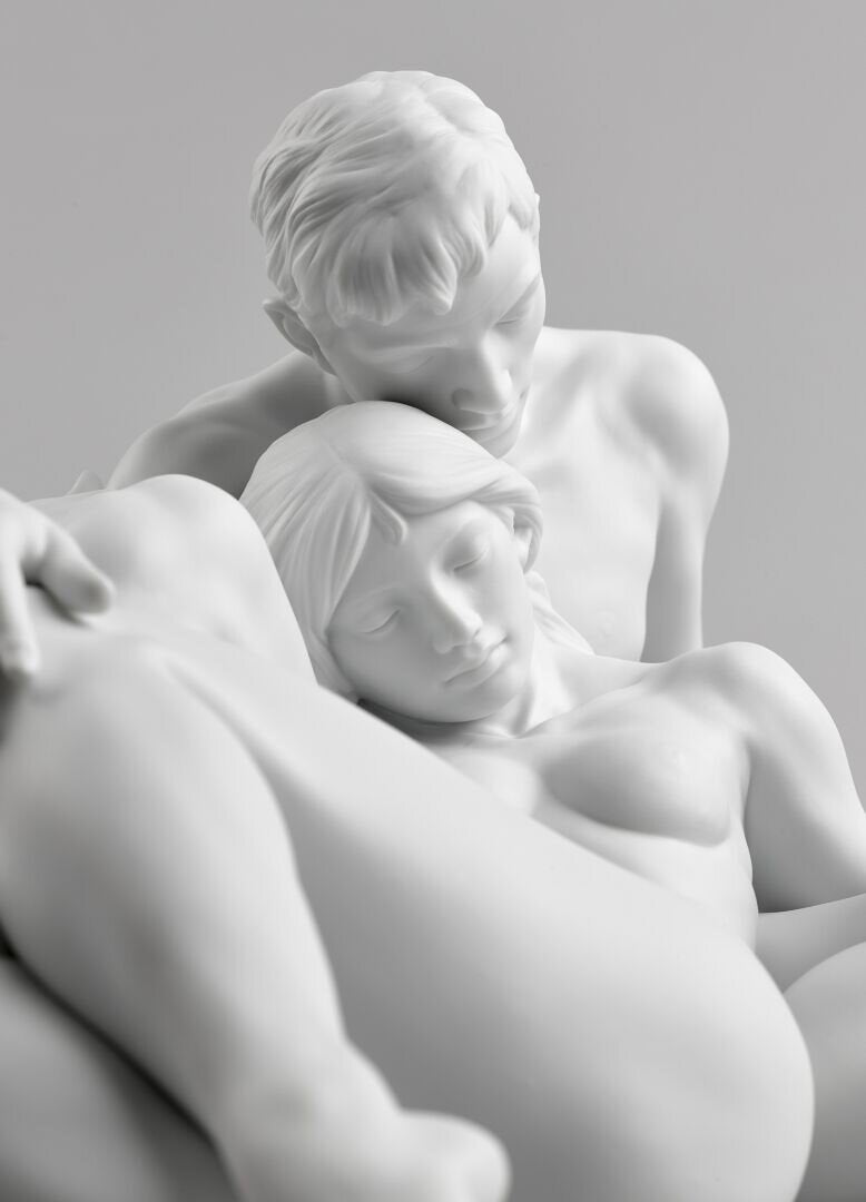 An Everlasting Moment Couple Sculpture - FormFluent