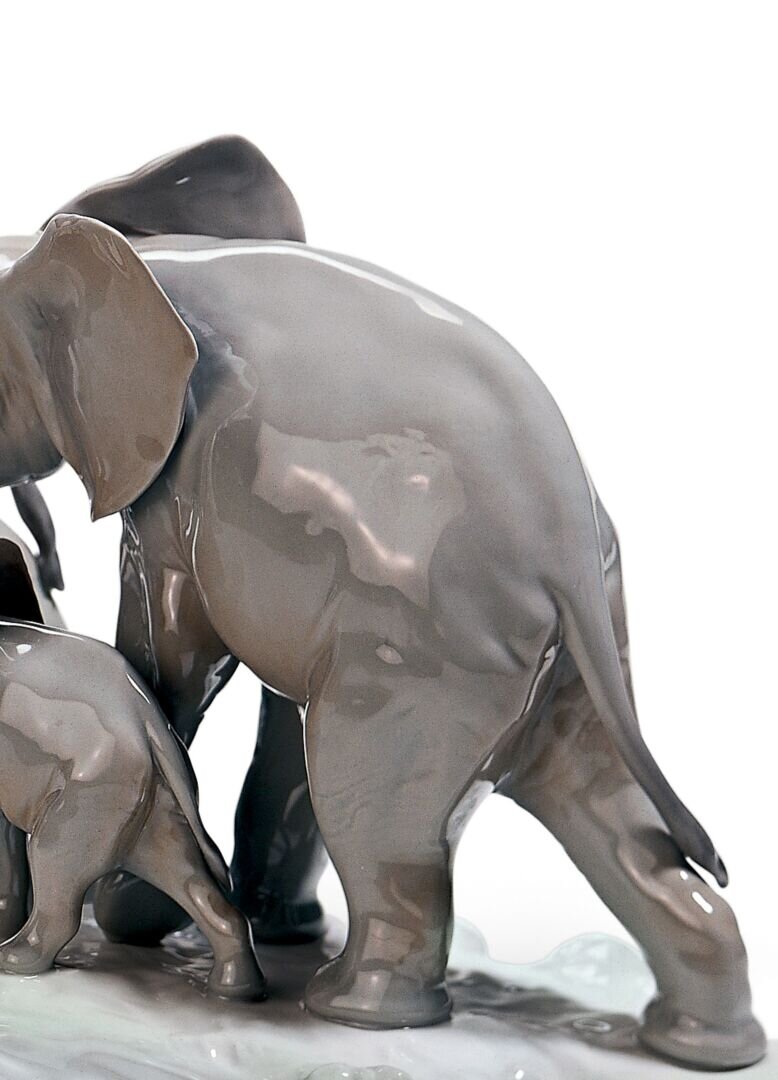 Elephants Walking Figurine - FormFluent