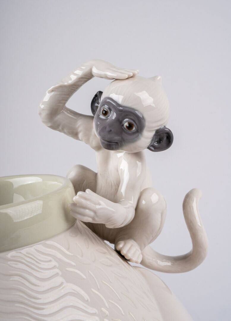 Monkey Vase - FormFluent