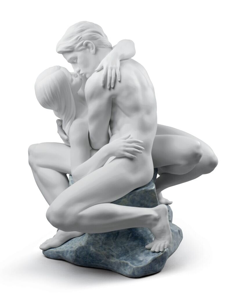 Passionate Kiss Couple Sculpture - FormFluent