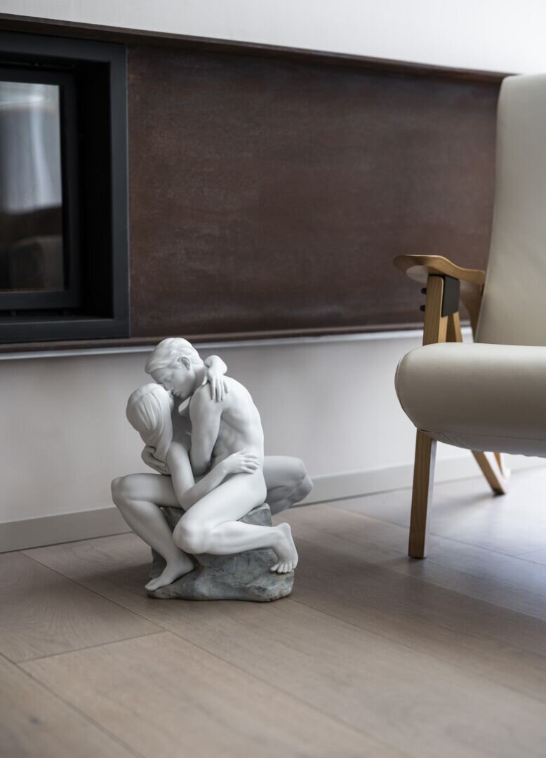 Passionate Kiss Couple Sculpture - FormFluent