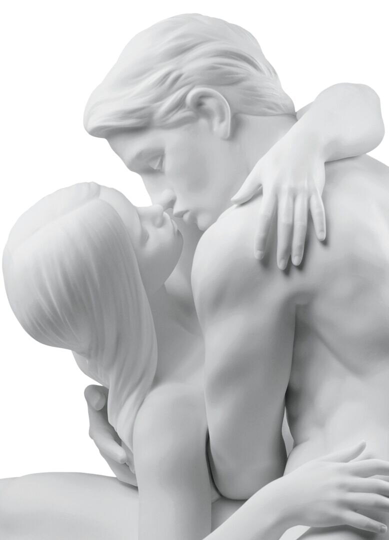 Passionate Kiss Couple Sculpture - FormFluent