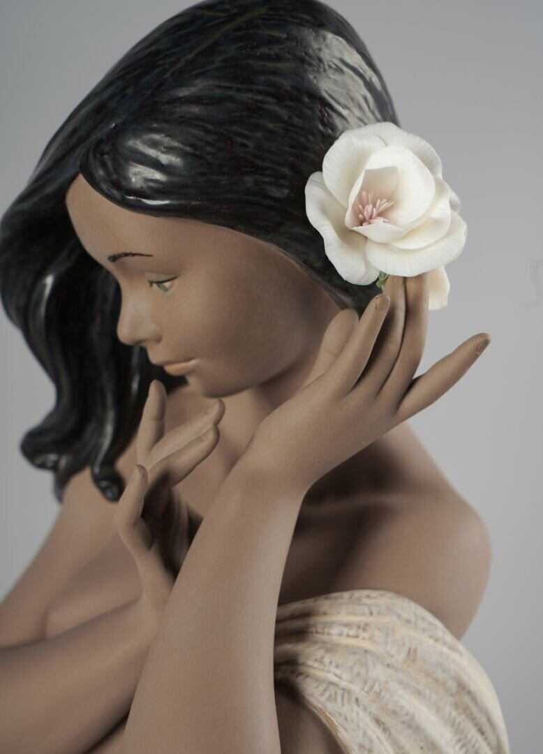 Subtle Moonlight Woman Gres Figurine Limited Edition - FormFluent