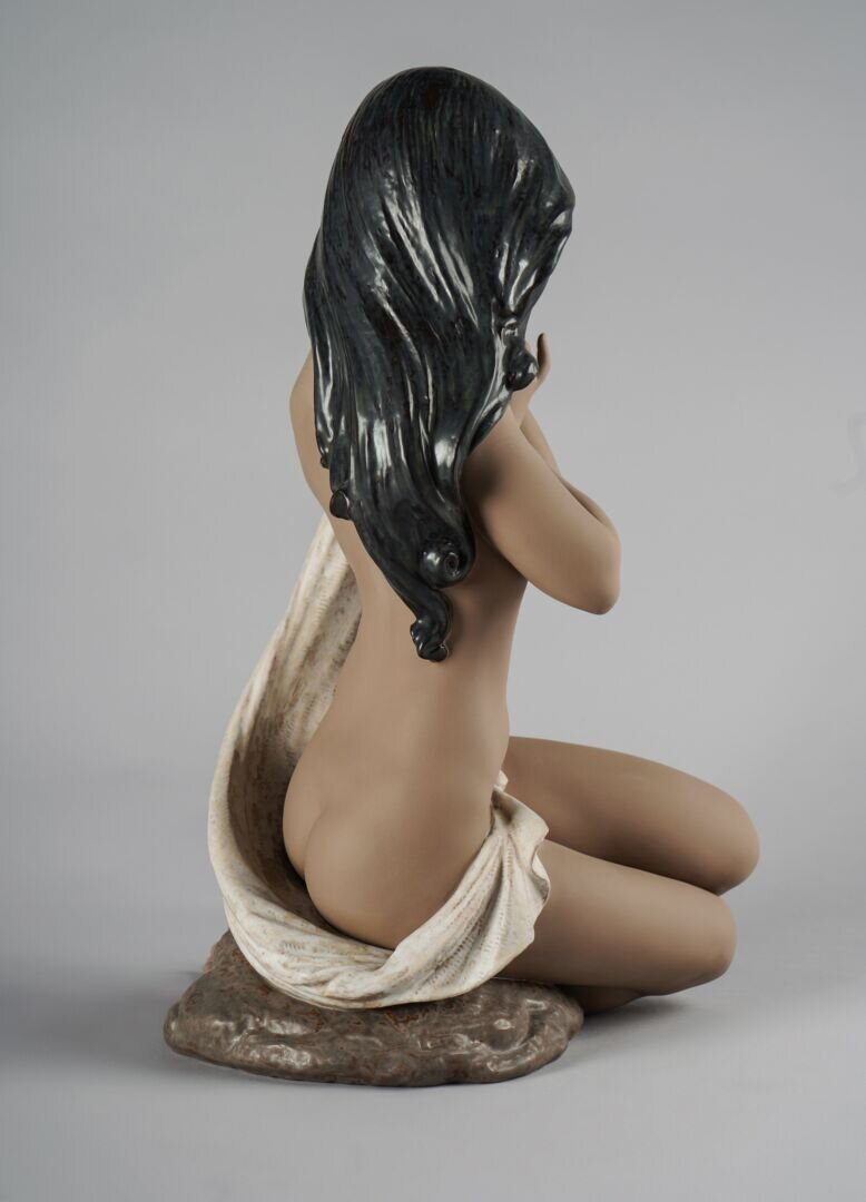 Subtle Moonlight Woman Gres Figurine Limited Edition - FormFluent