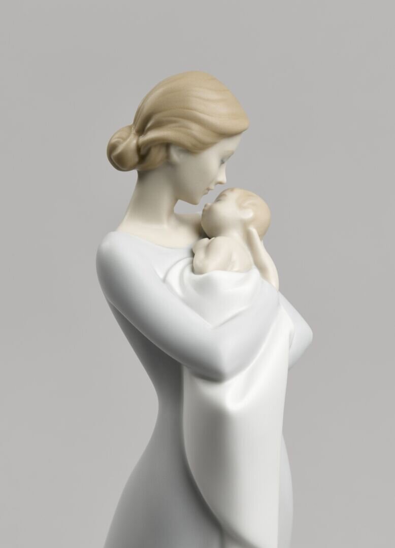 Lladró A Mother's Embrace Figurine   FormFluent