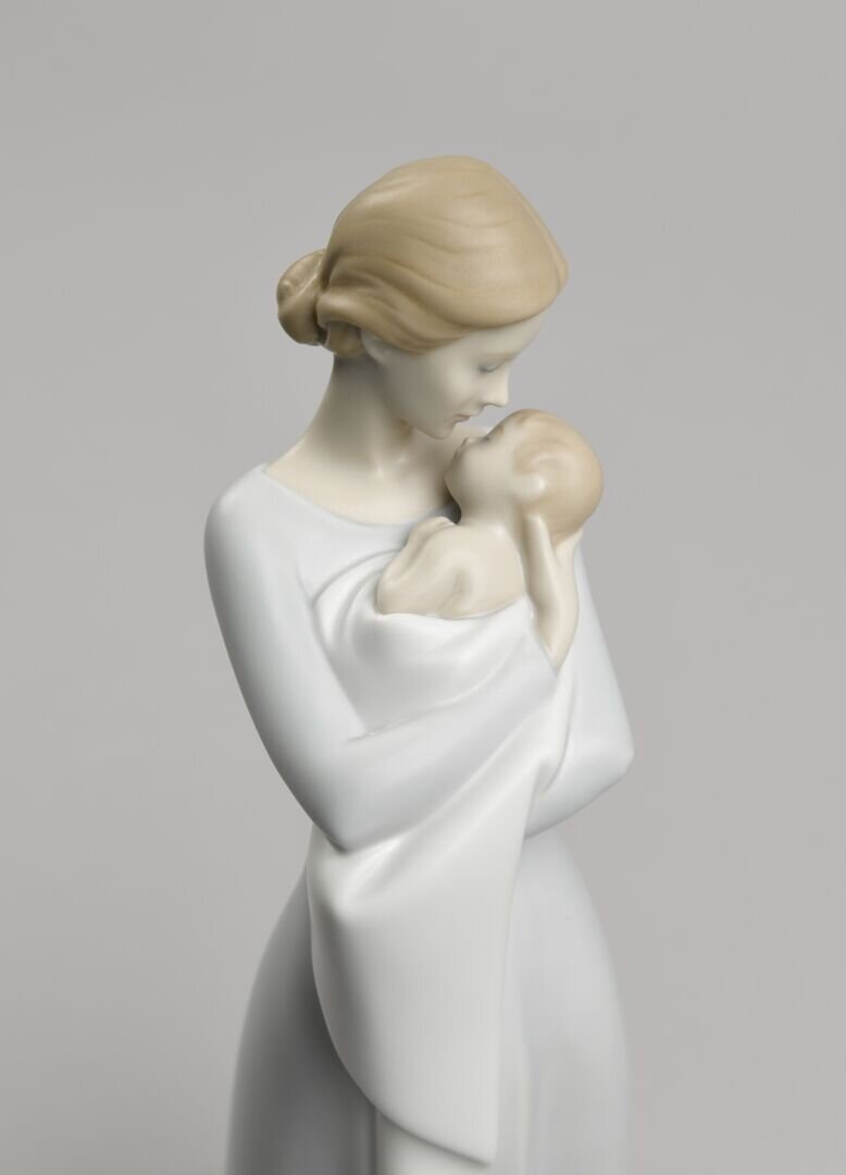 Lladró A Mother's Embrace Figurine   FormFluent