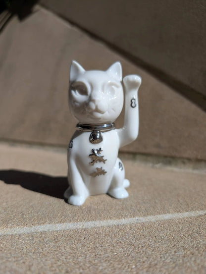  Lladró Maneki Neko Cat Figurine Silver Lustre Sculpture by Lladró at  FormFluent